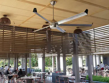 KlassFan Ventilador de techo DC en plata con palas de cromo KlassFan Ventilador de techo DC en plata con palas de cromo
