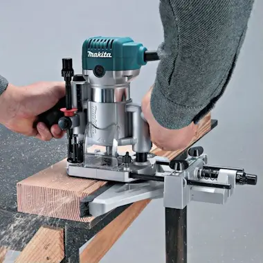 Makita Trimmer - Router multifunción 710W MAKITA - RT0700 Makita Trimmer - Router multifunción 710W MAKITA - RT0700