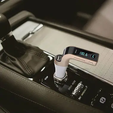 Imperii Electronics Transmisor FM con Manos Libres, Voltimetro y Lecto Imperii Electronics Transmisor FM con Manos Libres, Voltimetro y Lecto