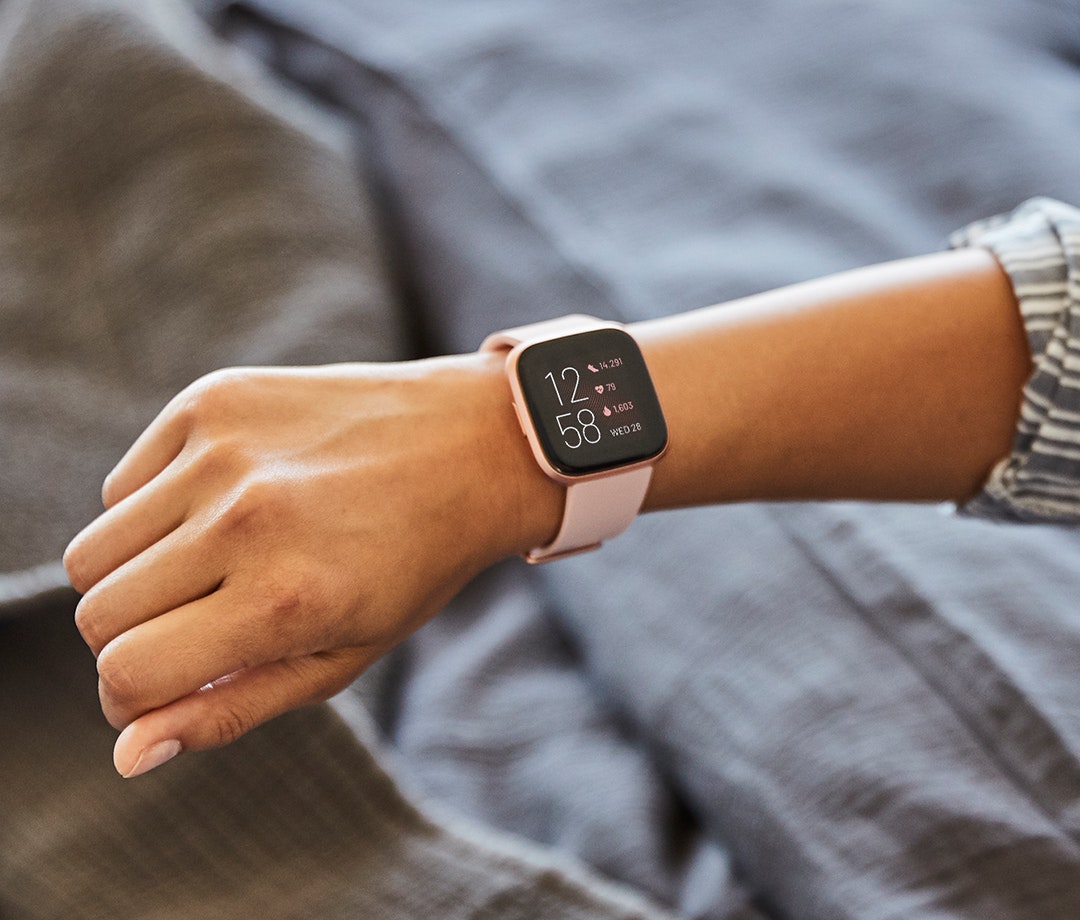 Включи watch. Рука со смарт часами. SMARTWATCH на руке. Умные круглые часы на руку. Смарт часы женские на тонкую руку.