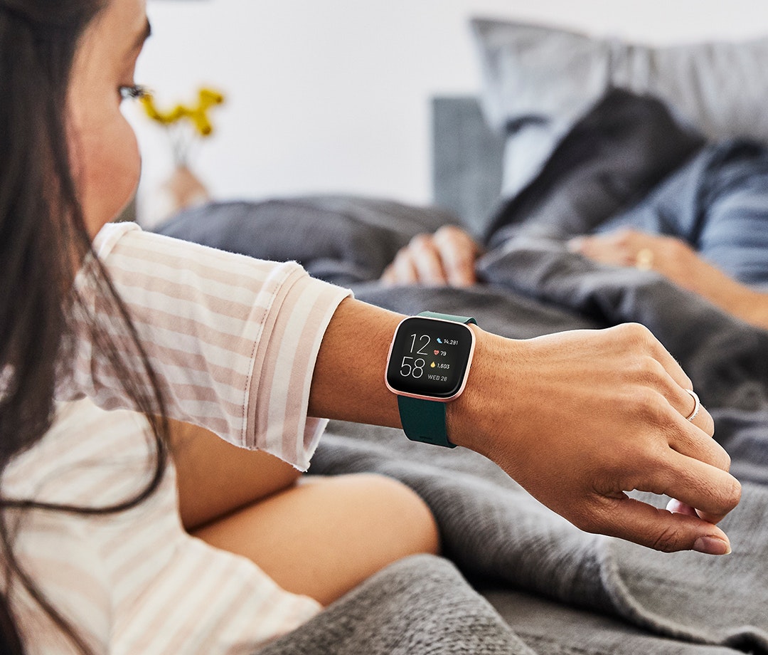 Compra Fitbit Versa 2 reloj inteligente Negro Oro AMOLED 3 55 cm 1.4 Phone House